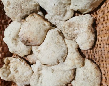 Mısır 'dan taze Arap ekmeği güzel bir yemek arka planı.