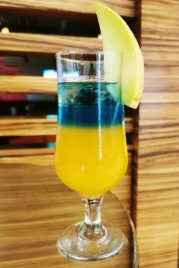 Meyveli bir parti içkisi.