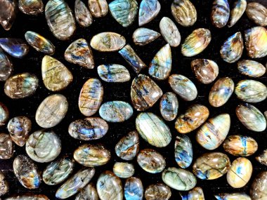 Labradorit mineral koleksiyonu çok güzel doğal bir arka plan.