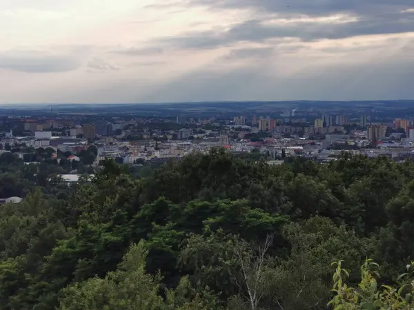 İlkbaharda Ema tepesinden Ostrava kömür şehri manzarası