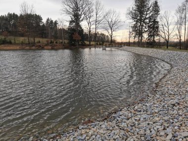 Czech cumhuriyetindeki küçük baraj Vidnava 'nın güzel manzarası