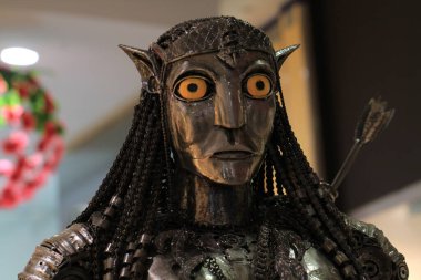 OSTRAVA, CZECH Cumhuriyet - 22 Mart 2015: neytiri avatar - alışveriş merkezinde metal yaratıklar sergisi