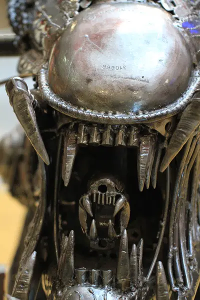 OSTRAVA, CZECH Cumhuriyet - 22 Mart 2015: alışveriş merkezinde uzaylı metal yaratıklar sergisi