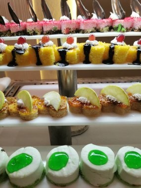 Mısırlıların oteldeki tatlıları güzel yemek arkaplanı olarak kullanılıyor.