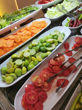 Farklı sebzeler ve salata.