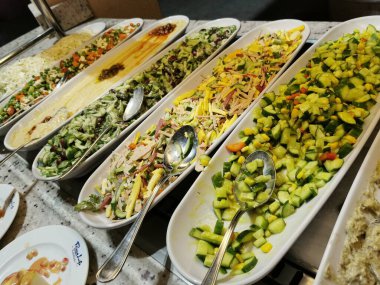 Farklı sebzeler ve salata.