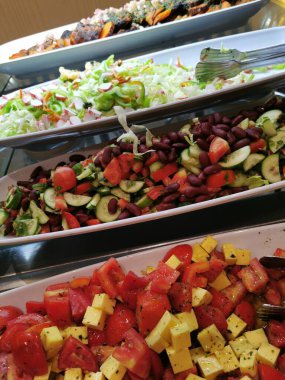 Farklı sebzeler ve salata.