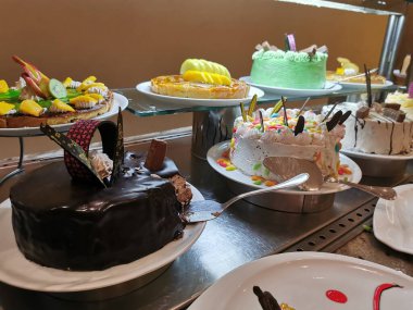 Mısırlıların oteldeki tatlıları güzel yemek arkaplanı olarak kullanılıyor.