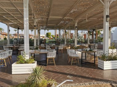 Makadi Körfezi 'ndeki sahilde bir Mısır restoranı.