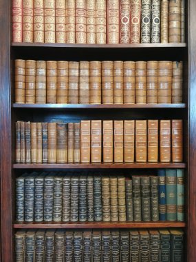 Çok eski bir kitap kütüphanesi.