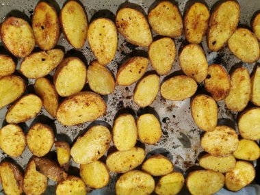 Çok güzel bir arka plan olarak fırında patates.