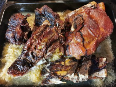 Domuz eti dizinin çok güzel bir yemek geçmişi var.