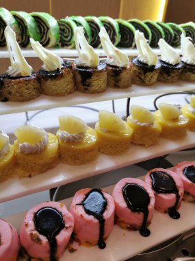 Mısırlıların oteldeki tatlıları güzel yemek arkaplanı olarak kullanılıyor.