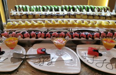 Mısırlıların oteldeki tatlıları güzel yemek arkaplanı olarak kullanılıyor.