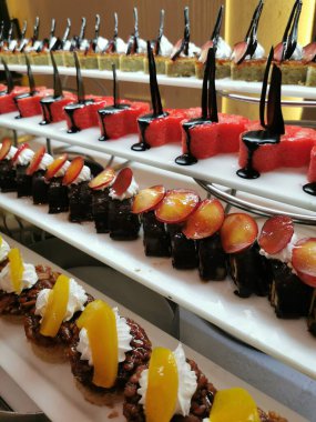 Mısırlıların oteldeki tatlıları güzel yemek arkaplanı olarak kullanılıyor.