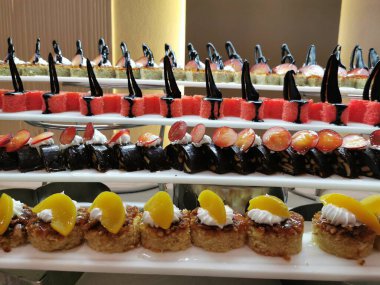 Mısırlıların oteldeki tatlıları güzel yemek arkaplanı olarak kullanılıyor.