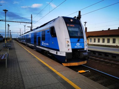 Ostrava Svinov, Çek Cumhuriyeti - 05 Ocak 2020 - Regiopanther treni ile tren istasyonunun fotoğrafı