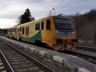 Zlate Hory, Çek Cumhuriyeti - 30 Ocak 2023 - küçük yerel trenli tren istasyonunun fotoğrafı