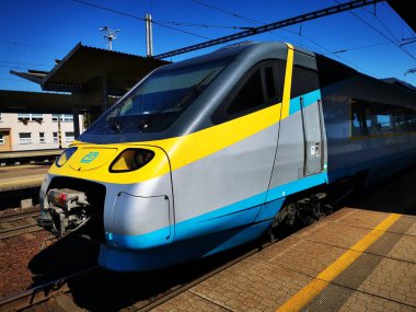 Ostrava Svinov, Çek Cumhuriyeti - 05 Ocak 2020 - Pendolino treniyle tren istasyonunun fotoğrafı