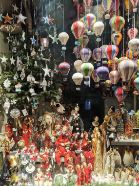 Krakow, Polonya - 1 Aralık 2023 - Krakow Noel gecesi güzel Noel mağazaları