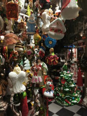 Krakow, Polonya - 1 Aralık 2023 - Krakow Noel gecesi güzel Noel mağazaları