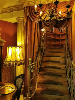 Krakow, Polonya - 1 Aralık 2023 - Restoranda Noel kış atmosferi