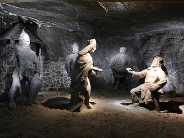 Krakow - Wieliczka, Polonya - 2 Aralık 2023 - Eski tarihten kalma tuz madeni tünelleri fotoğrafı