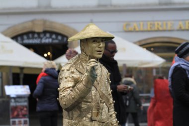 Prag, Çek Cumhuriyeti - 5 Temmuz 2018 - Altın adam olarak para kazanmak - sokak sanatı
