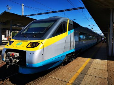 Ostrava Svinov, Çek Cumhuriyeti - 05 Ocak 2020 - Pendolino treniyle tren istasyonunun fotoğrafı