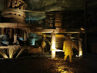 Krakow - Wieliczka, Polonya - 2 Aralık 2023 - Eski tarihten kalma tuz madeni tünelleri fotoğrafı