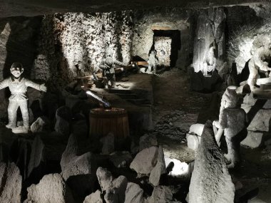 Krakow - Wieliczka, Polonya - 2 Aralık 2023 - Eski tarihten kalma tuz madeni tünelleri fotoğrafı