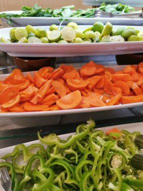 Farklı sebzeler ve salata.