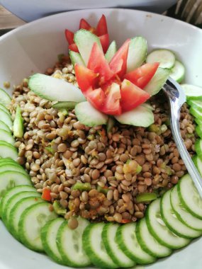 Farklı sebzeler ve salata.