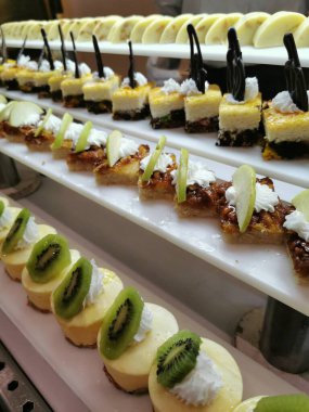 Mısırlıların oteldeki tatlıları güzel yemek arkaplanı olarak kullanılıyor.