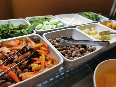 Farklı sebzeler ve salata.