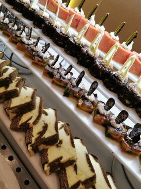 Mısırlıların oteldeki tatlıları güzel yemek arkaplanı olarak kullanılıyor.