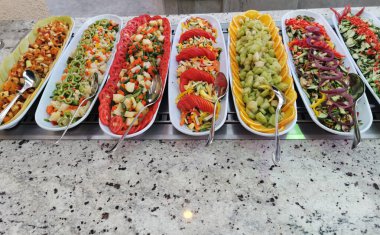 Farklı sebzeler ve salata.