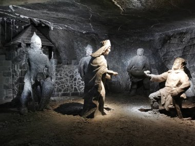 Krakow - Wieliczka, Polonya - 2 Aralık 2023 - Eski tarihten kalma tuz madeni tünelleri fotoğrafı