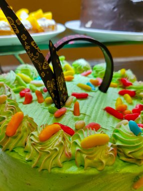 Mısırlıların oteldeki tatlıları güzel yemek arkaplanı olarak kullanılıyor.