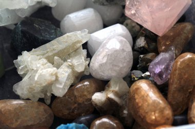 doğal mineral koleksiyonunu güzel bir arkaplan olarak seç