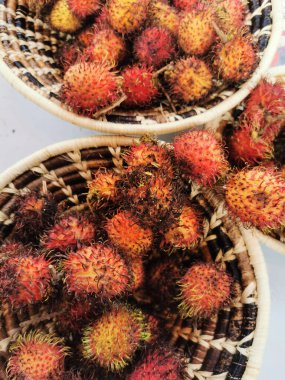 Rambutan egzotik meyvesi güzel doğal bir arka plan.