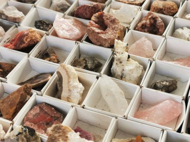 doğal mineral koleksiyonunu güzel bir arkaplan olarak seç