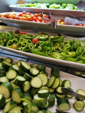 Farklı sebzeler ve salata.