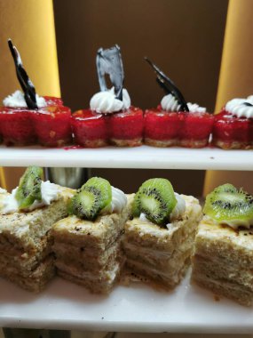 Mısırlıların oteldeki tatlıları güzel yemek arkaplanı olarak kullanılıyor.