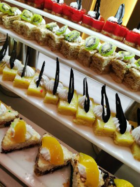 Mısırlıların oteldeki tatlıları güzel yemek arkaplanı olarak kullanılıyor.