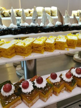 Mısırlıların oteldeki tatlıları güzel yemek arkaplanı olarak kullanılıyor.