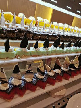 Mısırlıların oteldeki tatlıları güzel yemek arkaplanı olarak kullanılıyor.