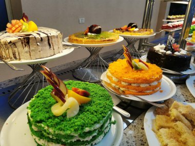 Mısırlıların oteldeki tatlıları güzel yemek arkaplanı olarak kullanılıyor.