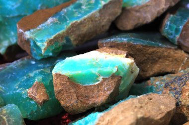 Doğal yeşil opal mineralleri güzel mineraloji arkaplanı olarak
