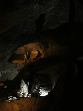 Krakow - Wieliczka, Polonya - 2 Aralık 2023 - Eski tarihten kalma tuz madeni tünelleri fotoğrafı
